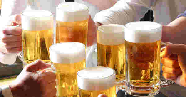ビールのジョッキで乾杯する様子