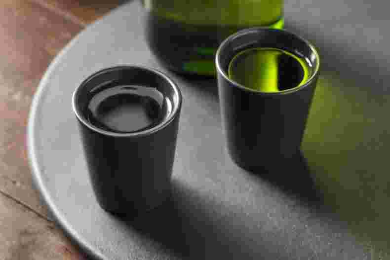 本格焼酎がグラスに注がれている様子
