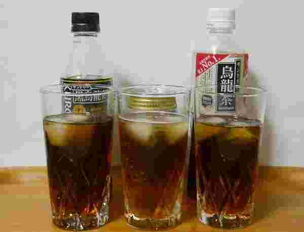 烏龍茶で焼酎を割ったウーロンハイの様子