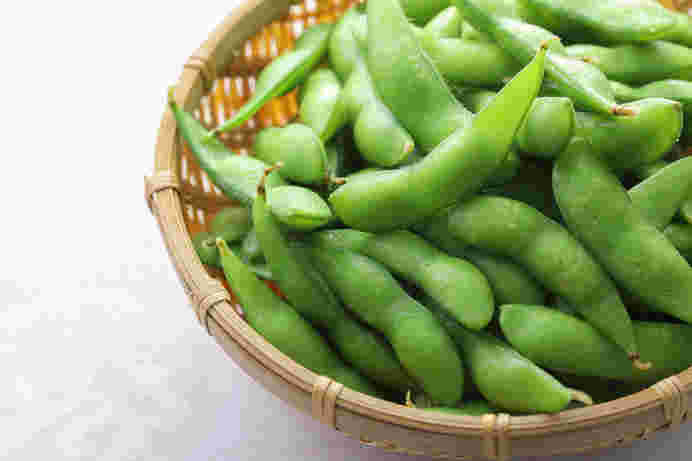 かごに盛られた茹でた枝豆