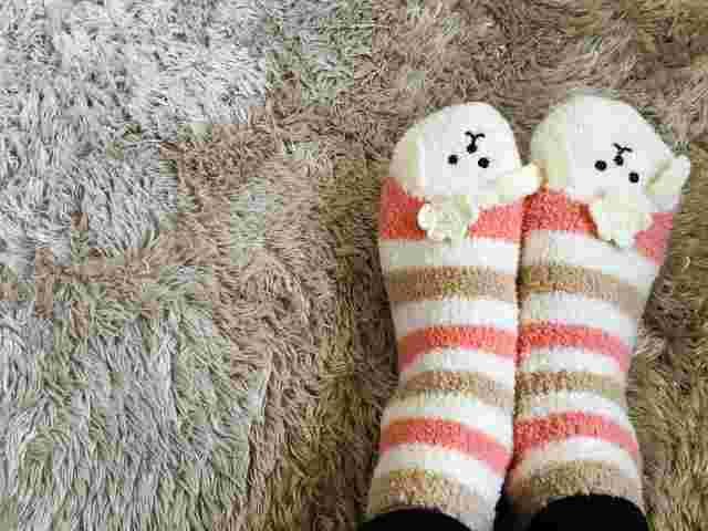 冷え症の人が足を温める為靴下はいている足の画像