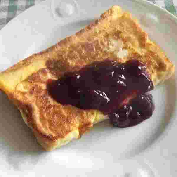 フレンチトーストのブルーベリーソース