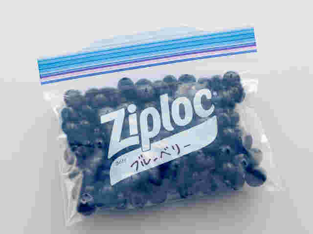 ジッパー付き保存袋に入れたブルーベリー