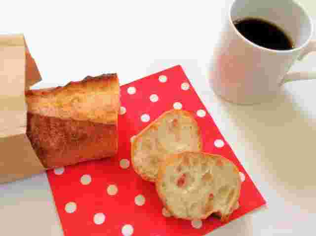カットされたフランスパンとコーヒー