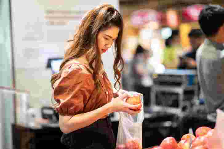 女性がスーパーで商品を品定め