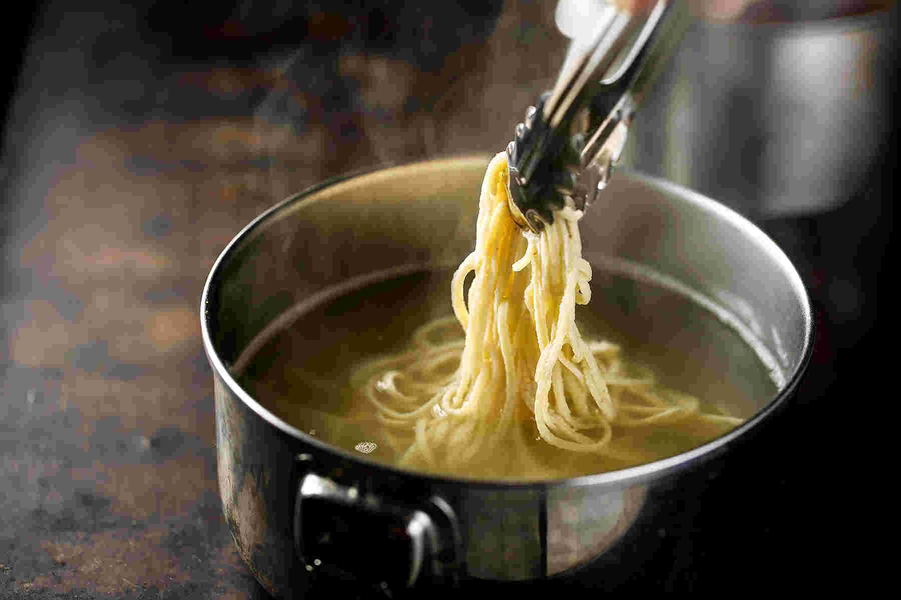 鍋で茹でられている麺