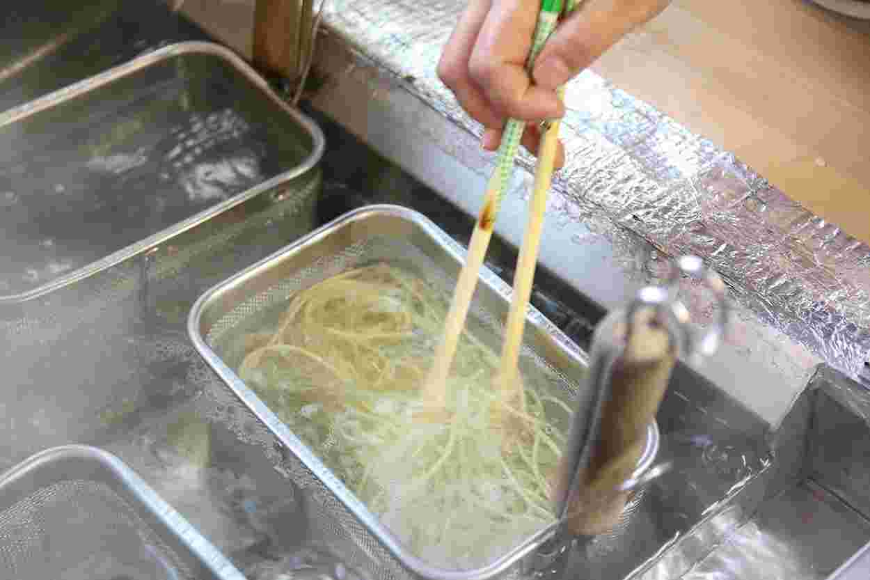 鍋で茹でられている麺