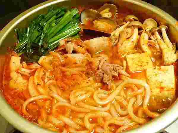しめのうどんを入れたキムチ鍋