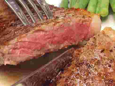 脂身の多いステーキ肉の紹介。ナイフでカットしたところ