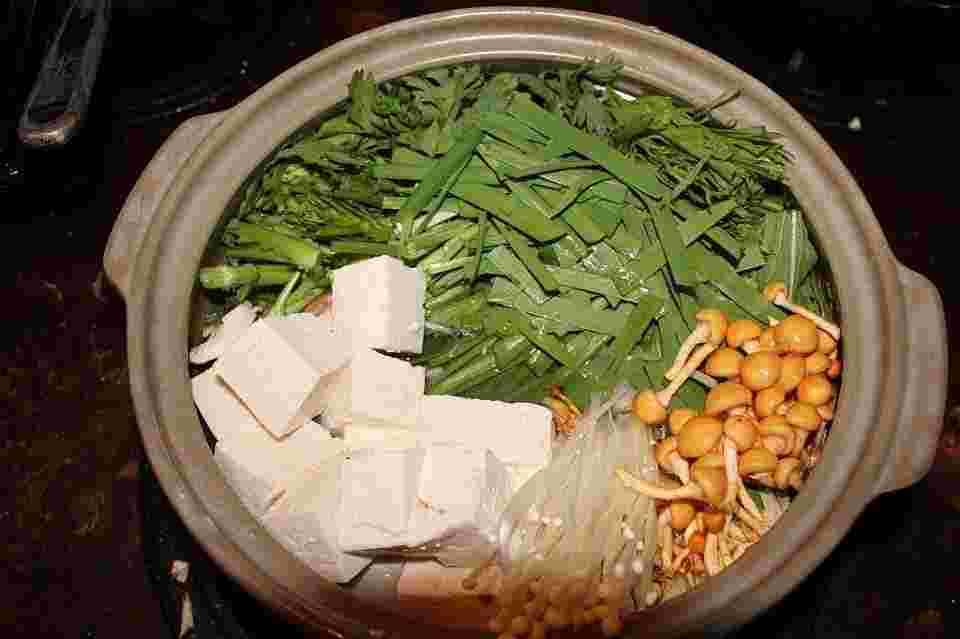 豆腐、きのこ、ニラの鍋料理