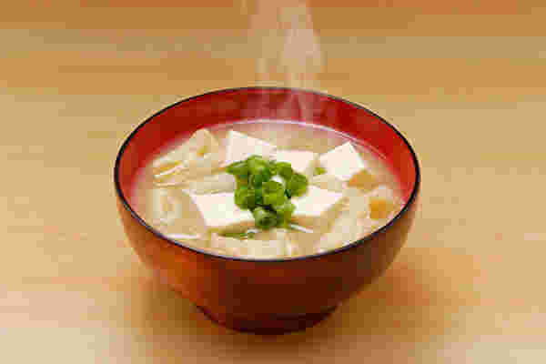 豆腐とあげの味噌汁をお椀に入れた完成品