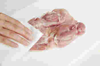 鶏肉の水分を拭いているところ