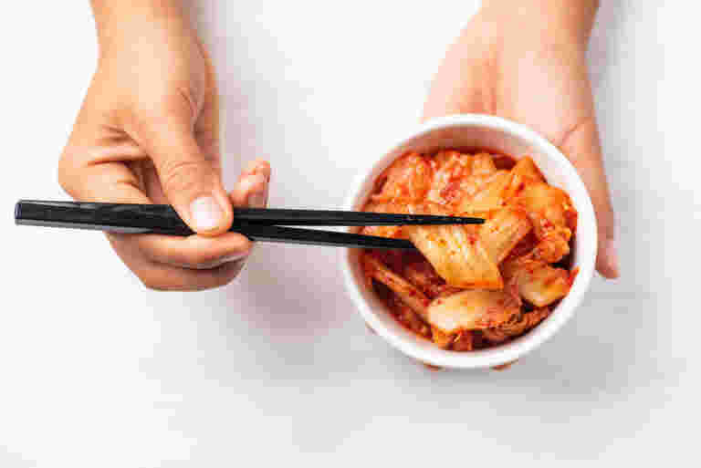 キムチを箸で食べている様子