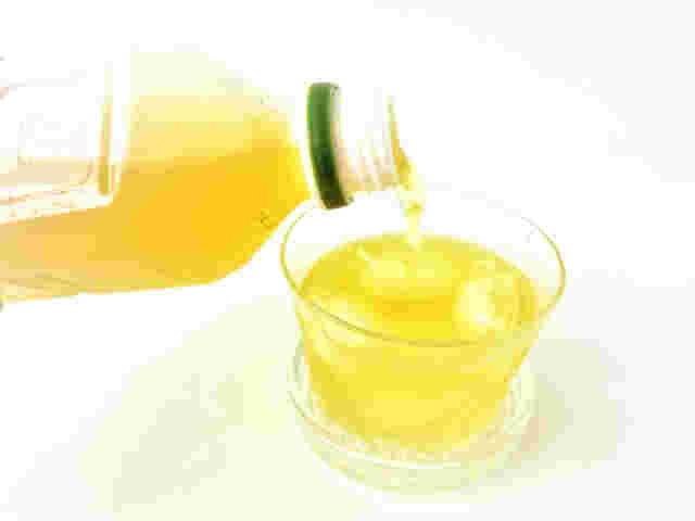 ペットボトルからグラスにお茶を注ぐ