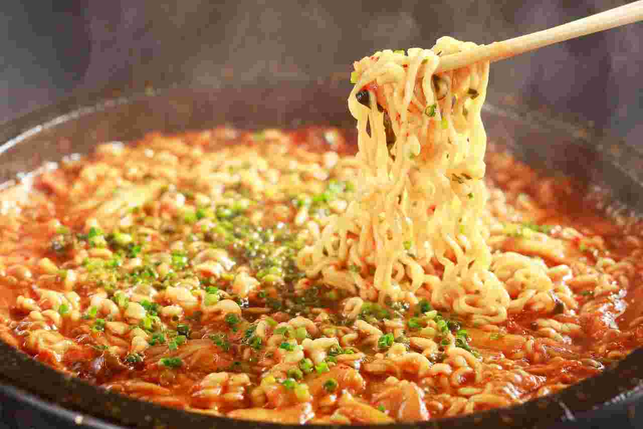 キムチ鍋のしめにラーメンを入れる