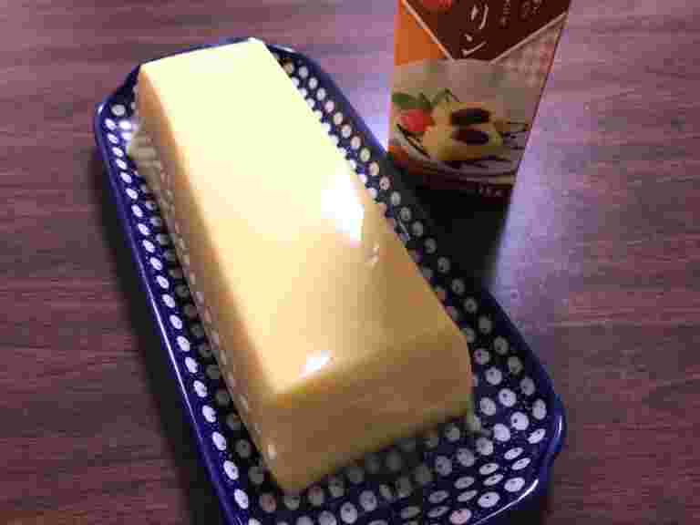 お皿に出した業務スーパーのプリン