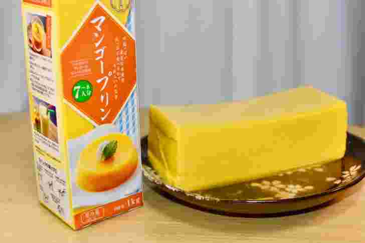 お皿に出した業務スーパーのマンゴープリン