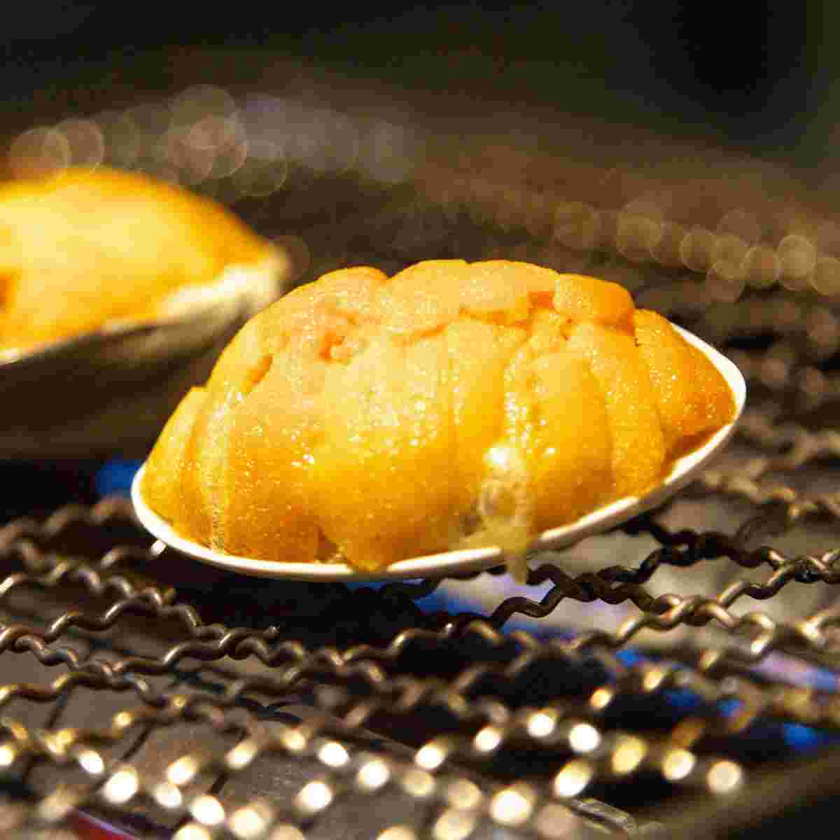 焼いているウニ