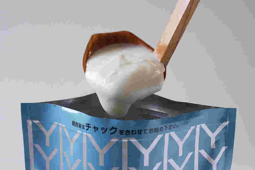 ヨーグルトをすくっている画像