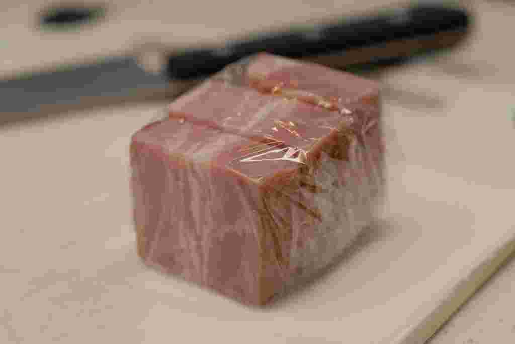 ラップに包んだベーコン