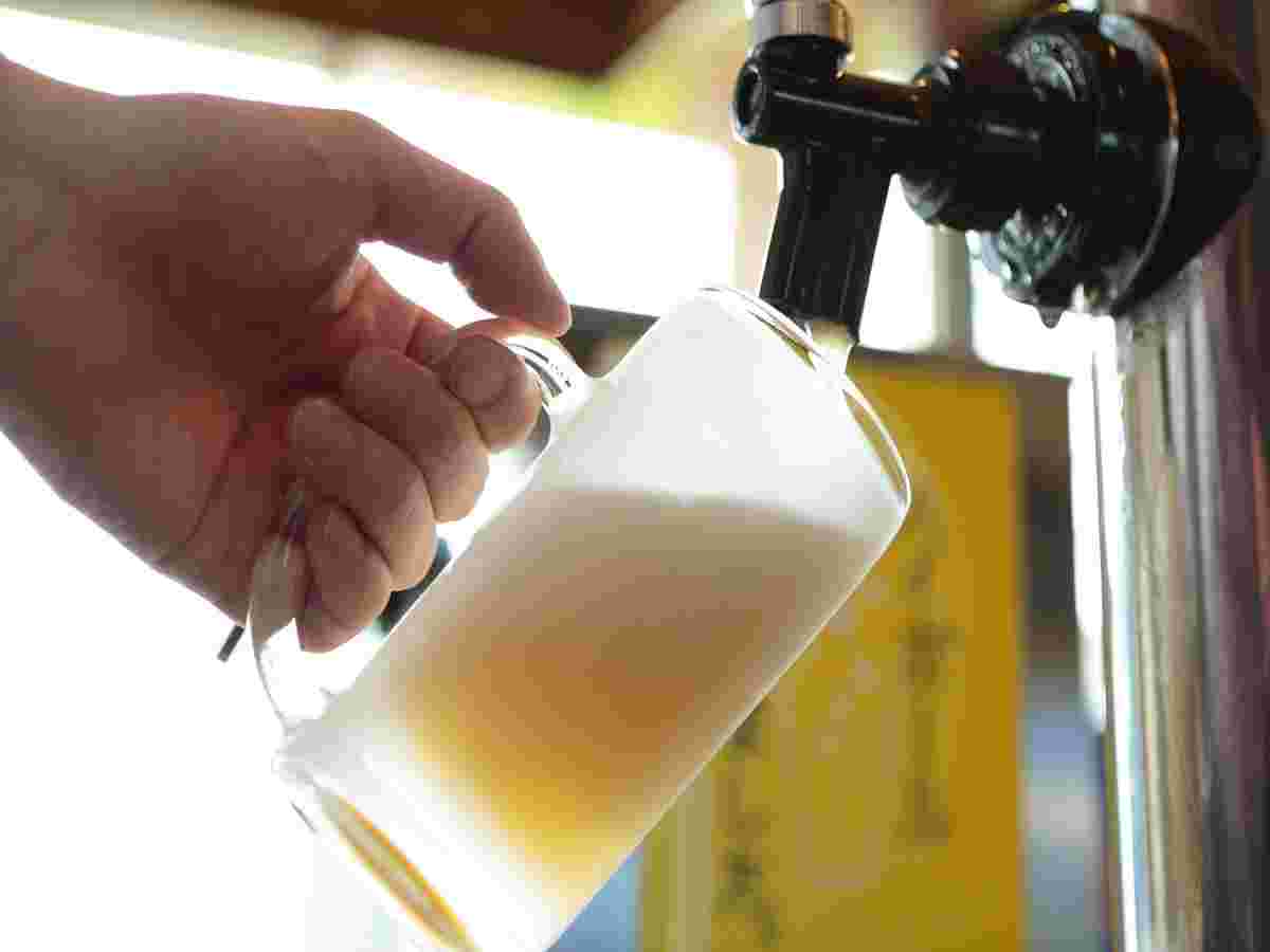 ビールサーバーからビールを注いでいる