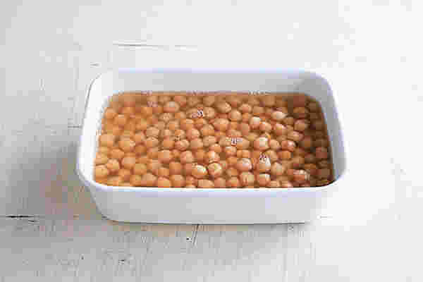 大豆を容器で保存している様子