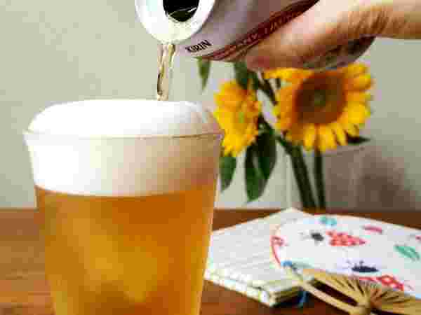 キリンのビールを注ぐ様子