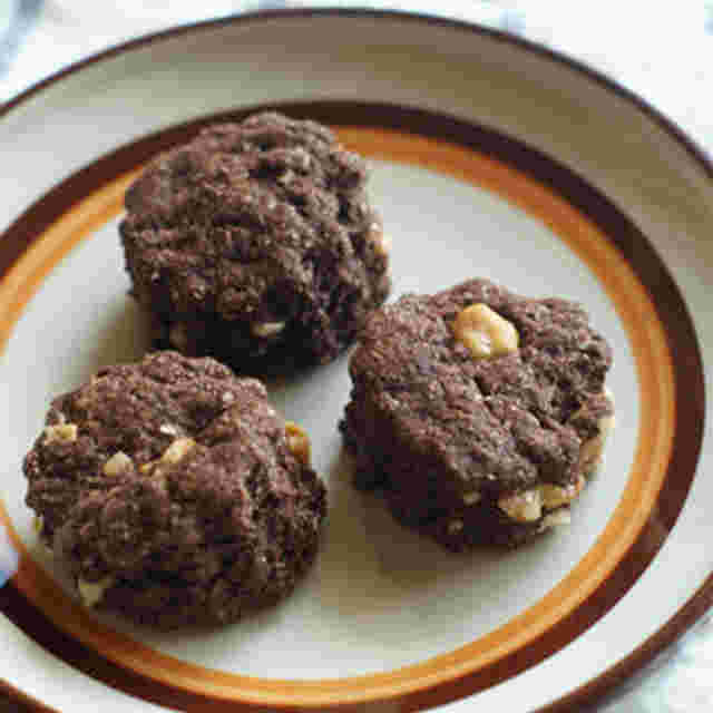 ベージュに茶色とオレンジの柄が入ってお皿にチョコチップクッキー