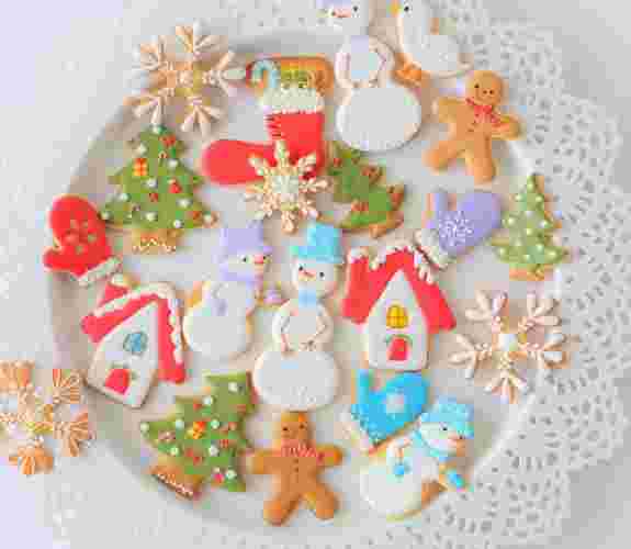 白いお皿に雪だるまやクリスマスツリーのアイシングクッキー