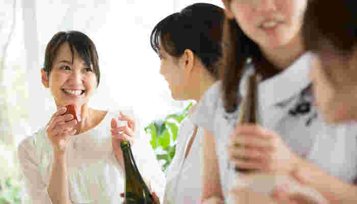 女子会で日本酒を飲む女性たち