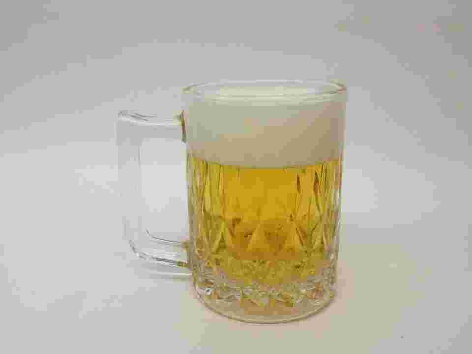 ビールが注がれている昭和のレトログラス