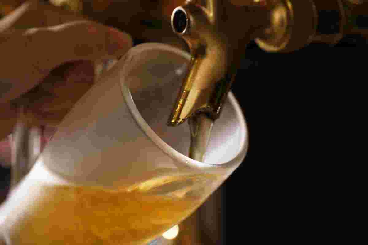 ビアサーバーからビールを注いでいる