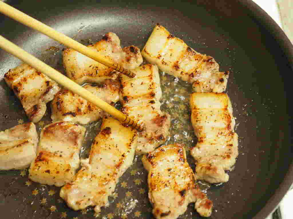 豚バラ肉を焼いている様子