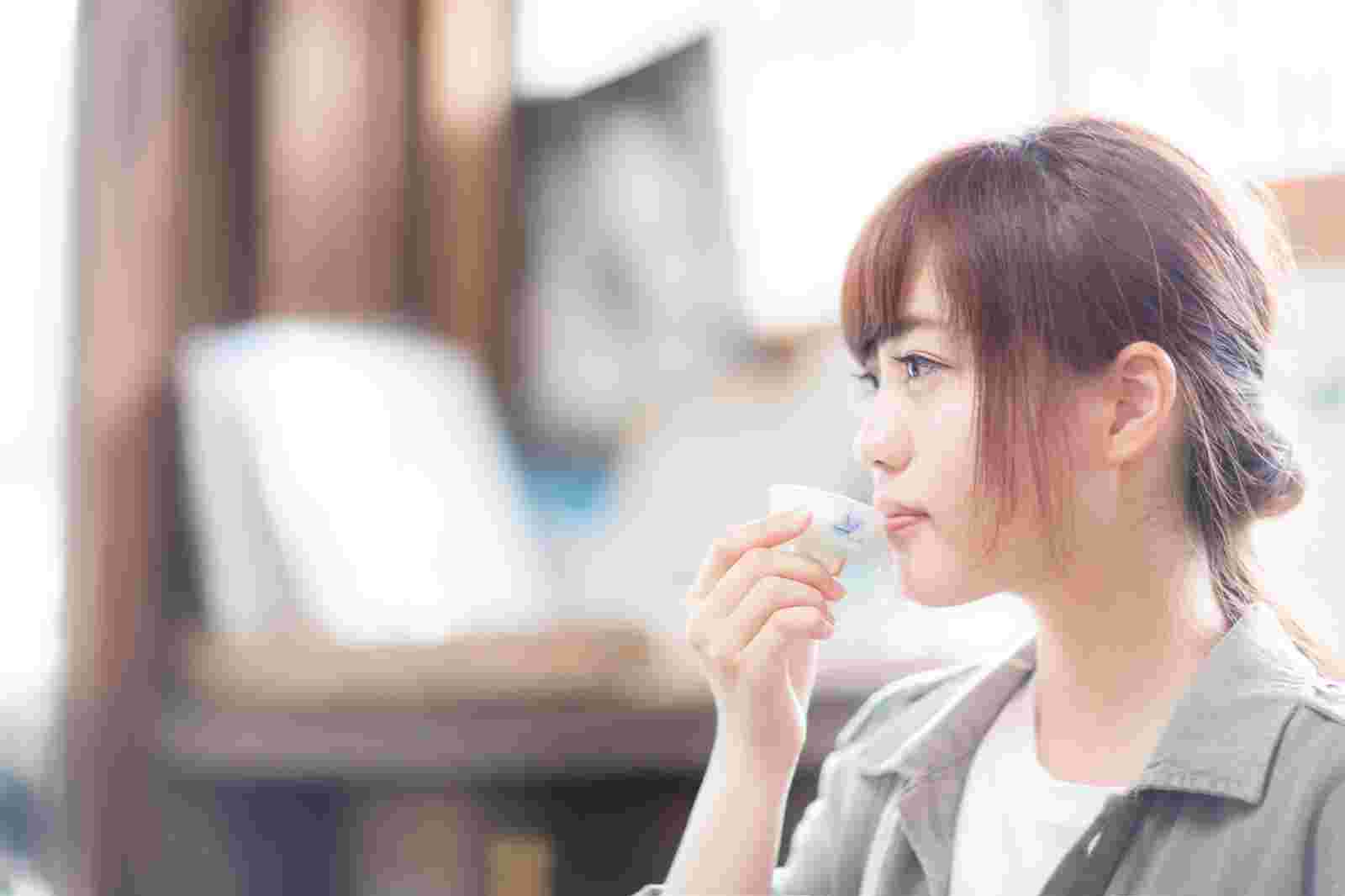 日本酒をお猪口で嗜む女性