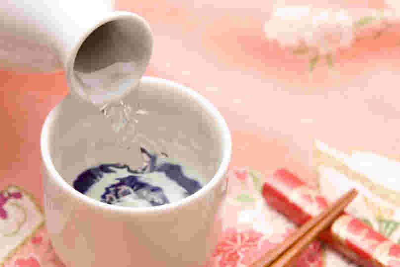 徳利に入った日本酒をお猪口に注ぐ
