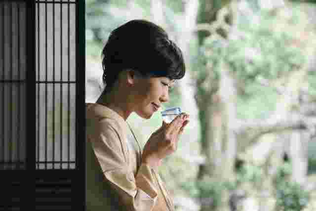 涼冷えを上品に嗜む着物の女性