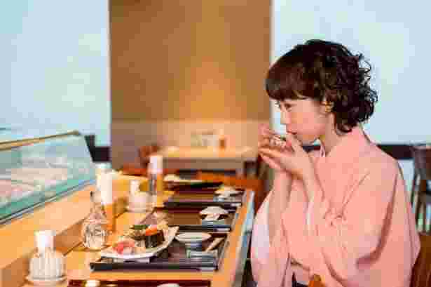 日本酒を常温で嗜む着物の女性