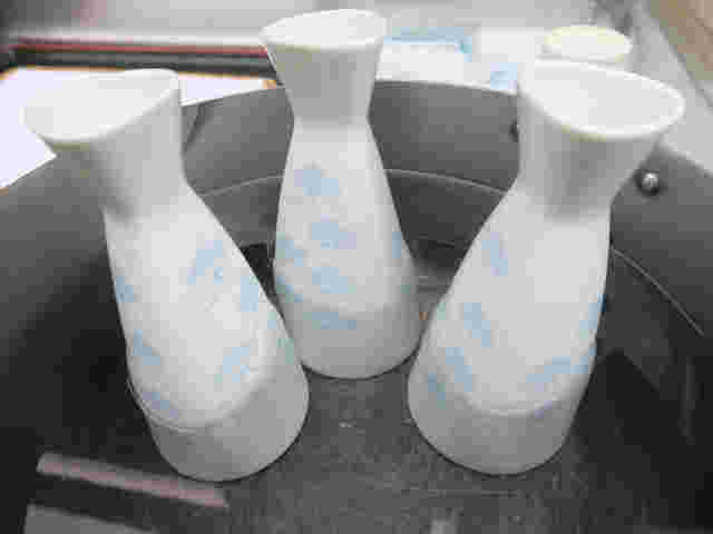 ぬる燗の湯煎のしかたで、鍋に水を入れお湯を温めてから日本酒の入った徳利を静かに入れる