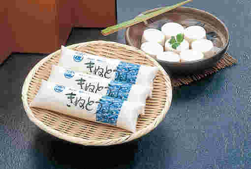 ざるに乗った充填豆腐と切って器に入った豆腐