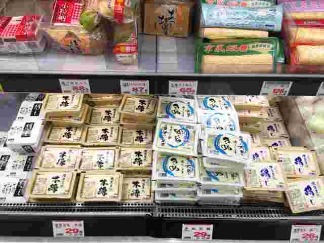 スーパーの豆腐売り場