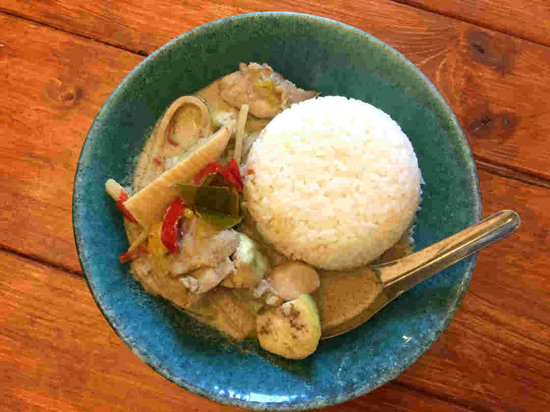 お皿に盛った業務スーパーのカレー