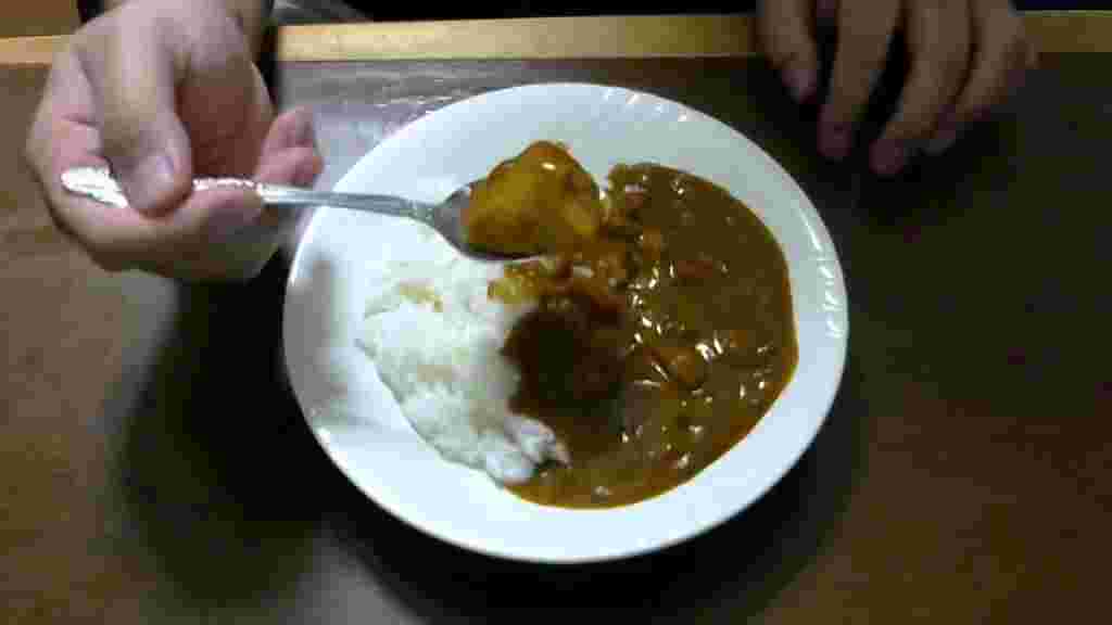 お皿に盛った業務スーパーのカレー