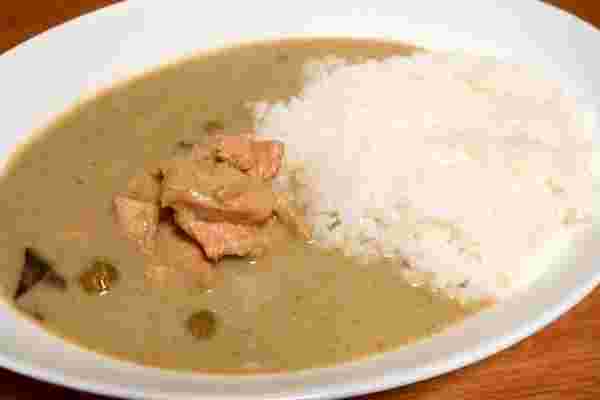 お皿に盛った業務スーパーのカレー