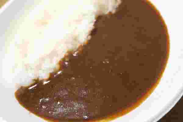 お皿に盛った業務スーパーのカレー
