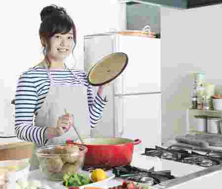 料理をしている人の画像