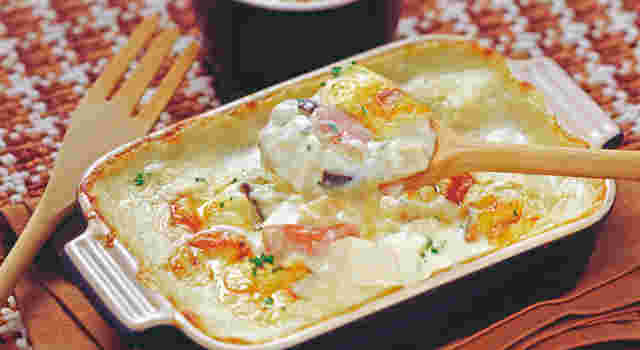 豆腐グラタンをスプーンでひとすくい
