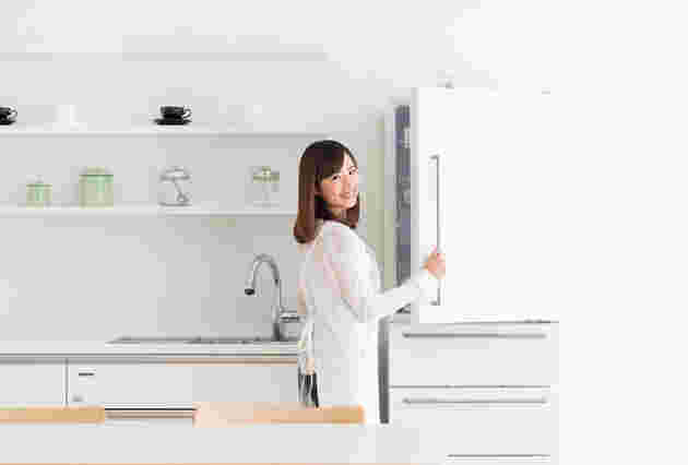 冷蔵庫を開ける笑顔の女性