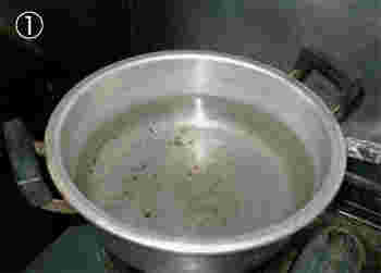 毛ガニを茹でるためのお鍋と水