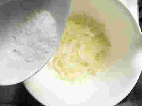 生の玉ねぎスライスに砂糖を加える様子