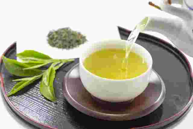 緑茶を入れる様子